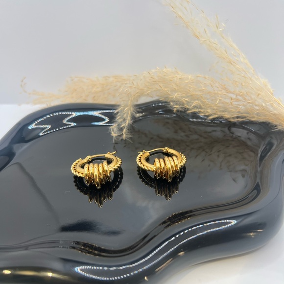 NEW 18K GOLD PLATED TWISTED HOOP EARRINGS SET – LUXURY BOLD DESIGN - Picture 5 of 6